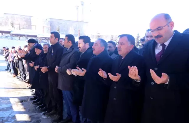 AİÇÜ Rektörü Prof. Dr. Karabulut'un kayınvalidesi toprağa verildi AİÇÜ Rektörü Prof. Dr. Karabulut'un kayınvalidesi toprağa verildi