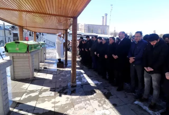 AİÇÜ Rektörü Prof. Dr. Karabulut'un kayınvalidesi toprağa verildi AİÇÜ Rektörü Prof. Dr. Karabulut'un kayınvalidesi toprağa verildi