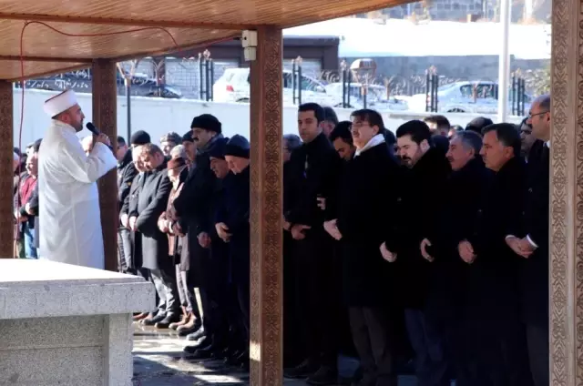 AİÇÜ Rektörü Prof. Dr. Karabulut'un kayınvalidesi toprağa verildi AİÇÜ Rektörü Prof. Dr. Karabulut'un kayınvalidesi toprağa verildi