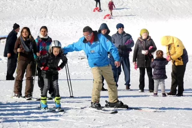 'Antrenörüm Okulda' projesi ile öğrenciler ücretsiz olarak kayak öğreniyor