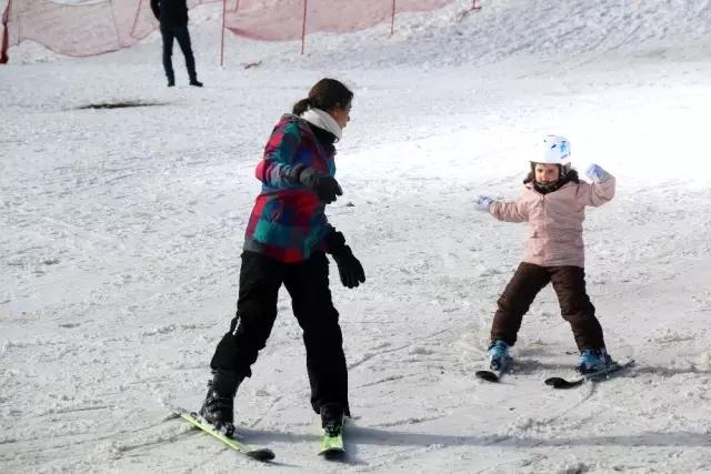 'Antrenörüm Okulda' projesi ile öğrenciler ücretsiz olarak kayak öğreniyor