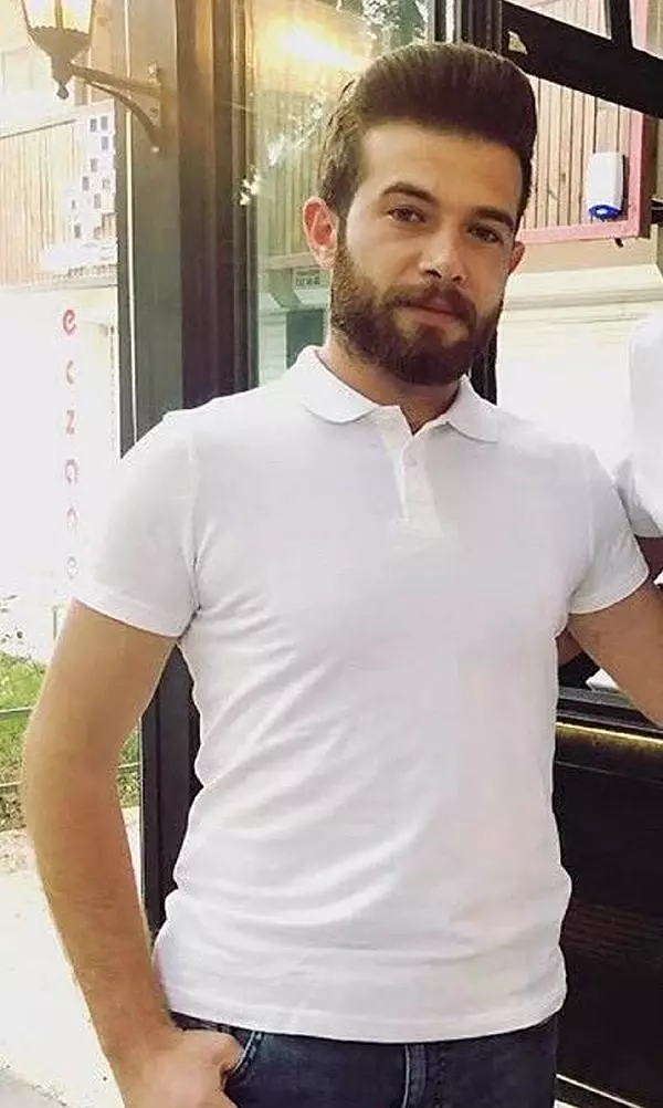 Bıçaklanan Emre, 2 gün sonra yaşamını yitirdi Bıçaklanan Emre, 2 gün sonra yaşamını yitirdi