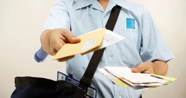 Bir postacı,