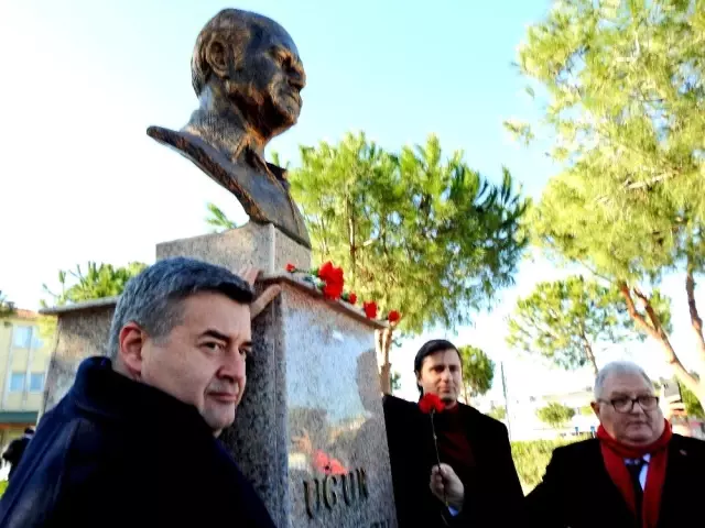 Çeşme'de Uğur Mumcu için duygusal anma Çeşme'de Uğur Mumcu için duygusal anma
