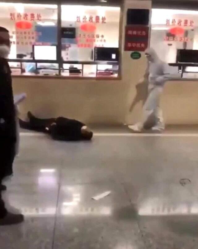Çin'de koronavirüsüne yakalanmış insanların yere yığılma görüntüleri dehşete düşürdü