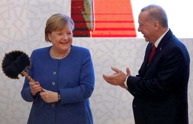 Cumhurbaşkanı Erdoğan'ın hediyesi, Angela Merkel'i mest etti