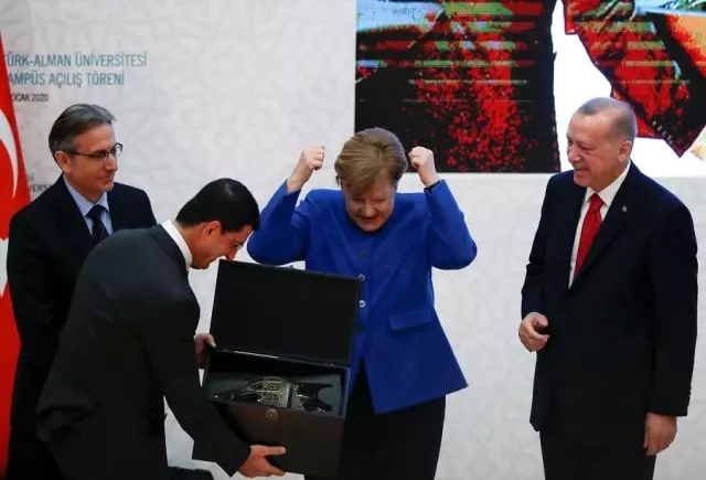 Cumhurbaşkanı Erdoğan'ın hediyesi, Angela Merkel'i mest etti