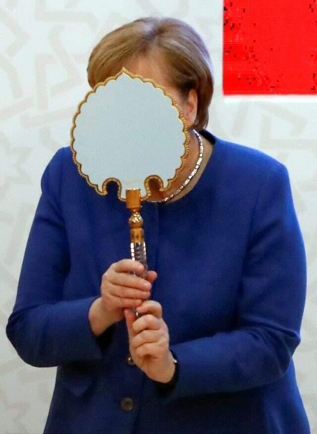 Cumhurbaşkanı Erdoğan'ın hediyesi, Angela Merkel'i mest etti