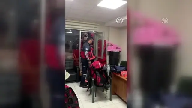 Deprem nedeniyle Elazığ ve Malatya'ya çevre illerden destek ekipler gönderildi Deprem nedeniyle Elazığ ve Malatya'ya çevre illerden destek ekipler gönderildi