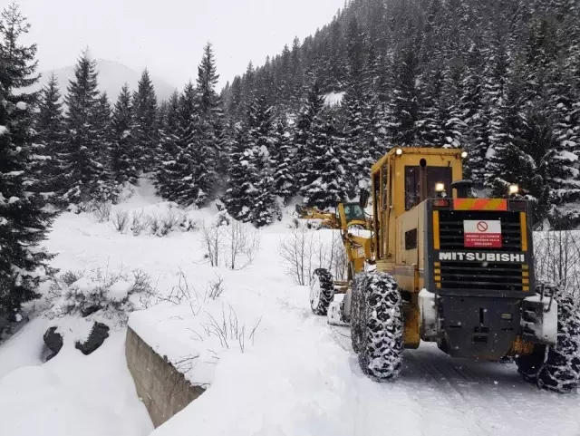 Doğu Karadeniz'de 711 köy ve mahalle yolu ulaşıma kapandı
