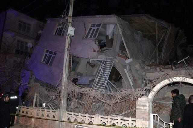 Elazığ'daki şiddetli depremin ardından ilk kareler.