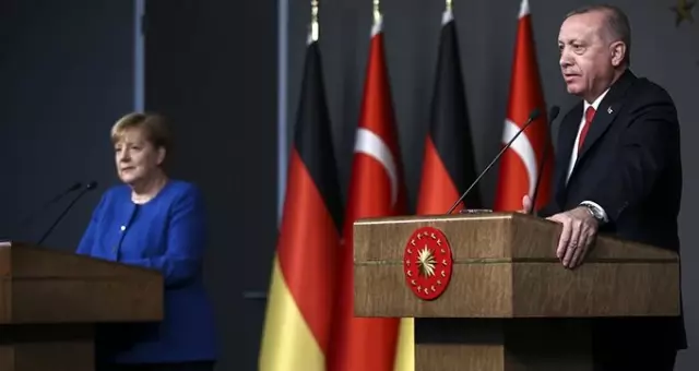 Erdoğan ile Merkel görüşmesinde imza tartışması! Erdoğan uyardı, Merkel düzeltti