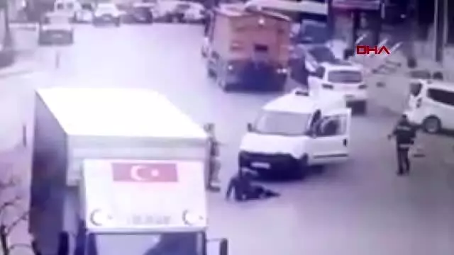 Eyüpsultan'da belediye çalışanına aracın çarpması kamerada Eyüpsultan'da belediye çalışanına aracın çarpması kamerada