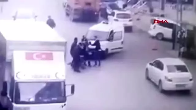Eyüpsultan'da belediye çalışanına aracın çarpması kamerada Eyüpsultan'da belediye çalışanına aracın çarpması kamerada