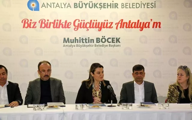 Genel Sekreteri Cansel Tuncer, işletme ihalesi iptal edilen Konyaaltı Sahili'ndeki alt kiracılarla... Genel Sekreteri Cansel Tuncer, işletme ihalesi iptal edilen Konyaaltı Sahili'ndeki alt kiracılarla...