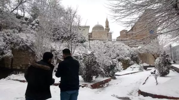 Mardin beyaza büründü, kırsaldaki yollar ulaşıma kapandı