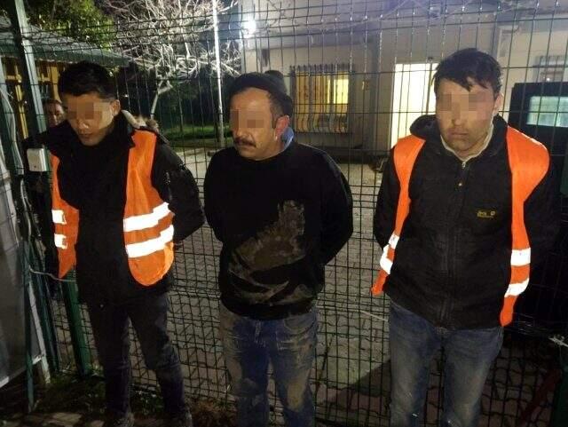 (Özel) Kepçeyle yolu kapattılar, çalışma yapıyoruz diyerek yeraltı kablolarını çaldılar