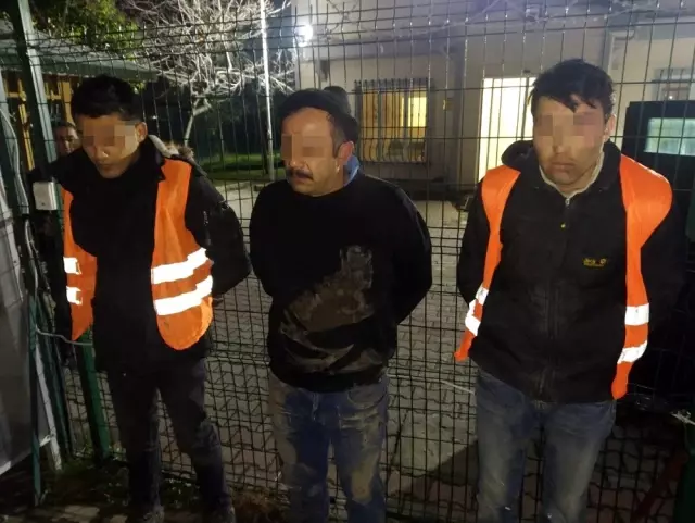 Kepçeyle yolu kapattılar, 'Çalışma yapıyoruz' diyerek yeraltı kablolarını çaldılar Kepçeyle yolu kapattılar, 'Çalışma yapıyoruz' diyerek yeraltı kablolarını çaldılar