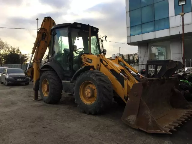Kepçeyle yolu kapattılar, 'Çalışma yapıyoruz' diyerek yeraltı kablolarını çaldılar Kepçeyle yolu kapattılar, 'Çalışma yapıyoruz' diyerek yeraltı kablolarını çaldılar