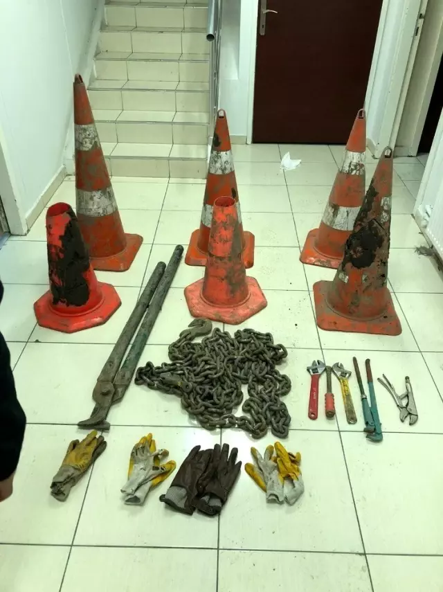 Kepçeyle yolu kapattılar, 'Çalışma yapıyoruz' diyerek yeraltı kablolarını çaldılar Kepçeyle yolu kapattılar, 'Çalışma yapıyoruz' diyerek yeraltı kablolarını çaldılar