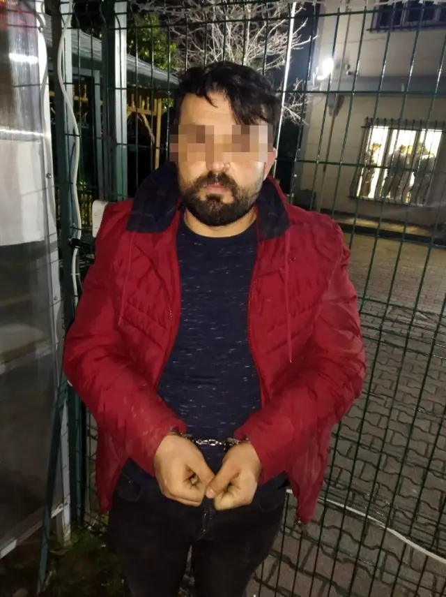 Kepçeyle yolu kapattılar, 'Çalışma yapıyoruz' diyerek yeraltı kablolarını çaldılar Kepçeyle yolu kapattılar, 'Çalışma yapıyoruz' diyerek yeraltı kablolarını çaldılar