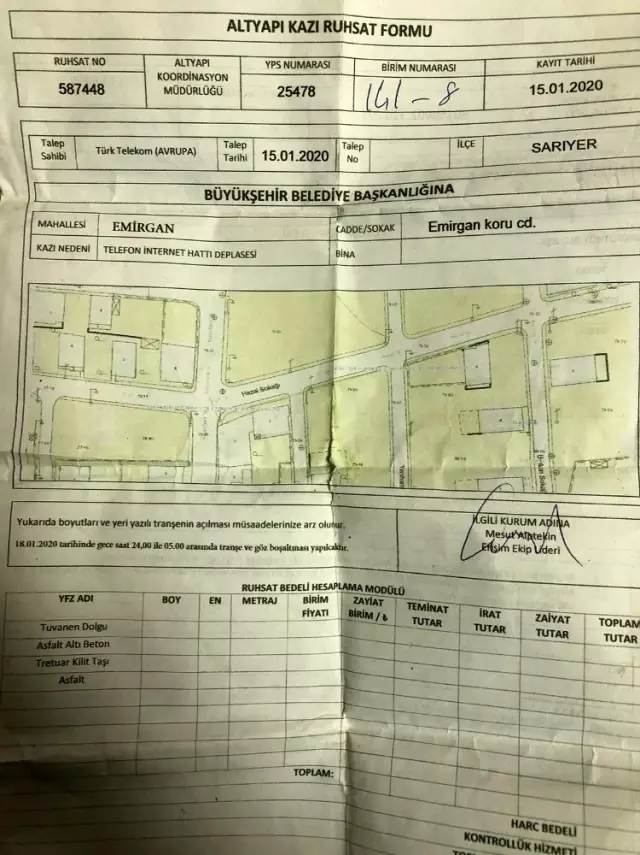 Kepçeyle yolu kapattılar, 'Çalışma yapıyoruz' diyerek yeraltı kablolarını çaldılar Kepçeyle yolu kapattılar, 'Çalışma yapıyoruz' diyerek yeraltı kablolarını çaldılar