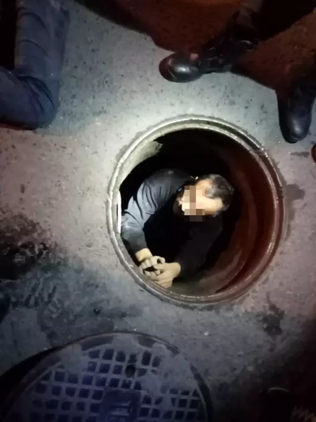 Kepçeyle yolu kapattılar, 'Çalışma yapıyoruz' diyerek yeraltı kablolarını çaldılar Kepçeyle yolu kapattılar, 'Çalışma yapıyoruz' diyerek yeraltı kablolarını çaldılar