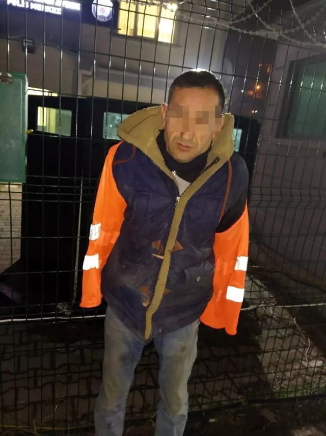 Kepçeyle yolu kapattılar, 'Çalışma yapıyoruz' diyerek yeraltı kablolarını çaldılar Kepçeyle yolu kapattılar, 'Çalışma yapıyoruz' diyerek yeraltı kablolarını çaldılar
