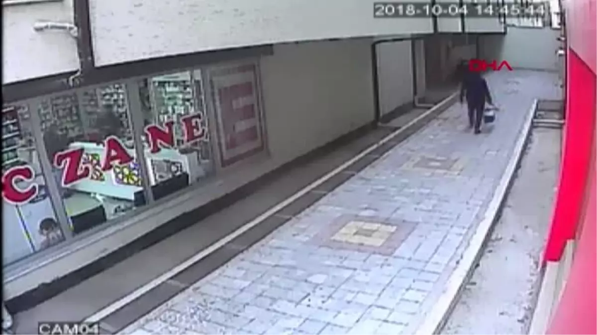 Peruklu Hirsiz Hulya Avsar In Evini De Soymus Arsiv Yeniden Haberler