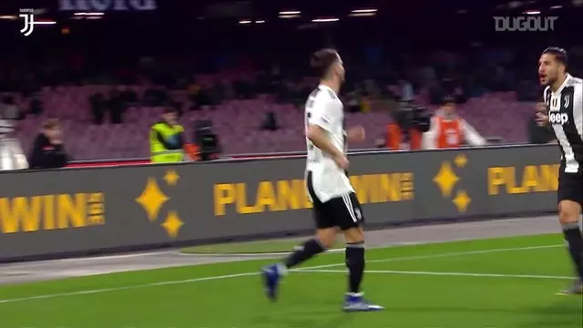 Pjanic Napoli’yi Frikikten Avlıyor Pjanic Napoli’yi Frikikten Avlıyor