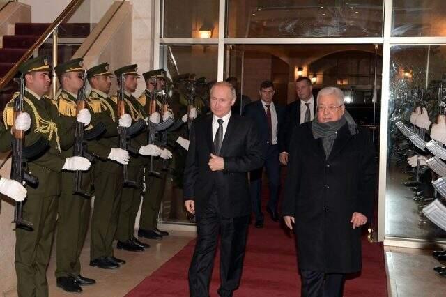 Putin, Filistinli askerin yere düşen şapkasını yerden alarak askere taktı