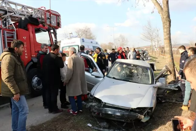 Sakarya'da ağaca çarpan otomobildeki 10 yaşındaki çocuk öldü