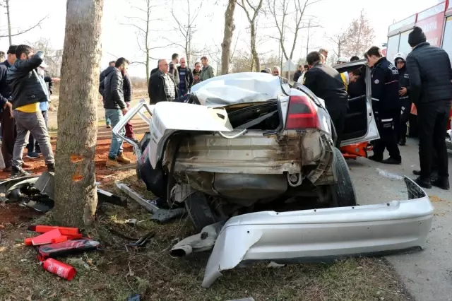 Sakarya'da ağaca çarpan otomobildeki 10 yaşındaki çocuk öldü