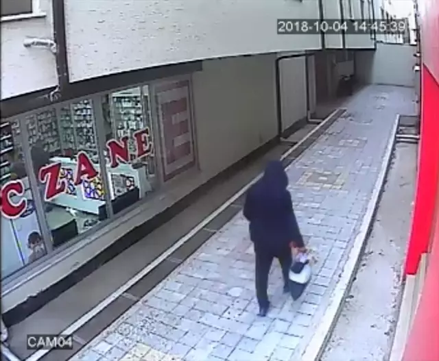 Tutuklanan 'Peruklu hırsız'ın Hülya Avşar'ın evinin soyulmasıyla ilgili arandığı ortaya çıktı Tutuklanan 'Peruklu hırsız'ın Hülya Avşar'ın evinin soyulmasıyla ilgili arandığı ortaya çıktı