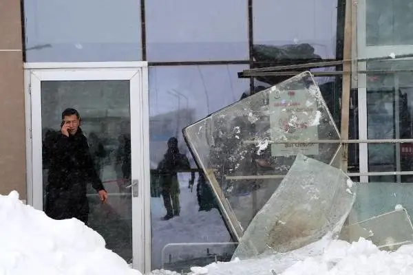 Van'da hastane girişindeki çatı çöktü: 9 yaralı