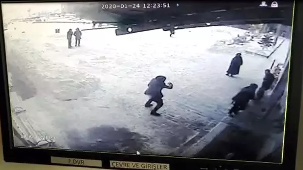Van'da hastanenin giriş çatısı çöktü: 9 yaralı(2)