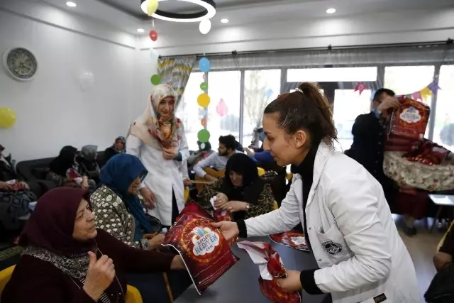 Yaşlılar, Mustafa Kumlu Ulu Çınarlar Yaşlı Yaşam ve Dayanışma Merkezi'nde zaman geçiriyor