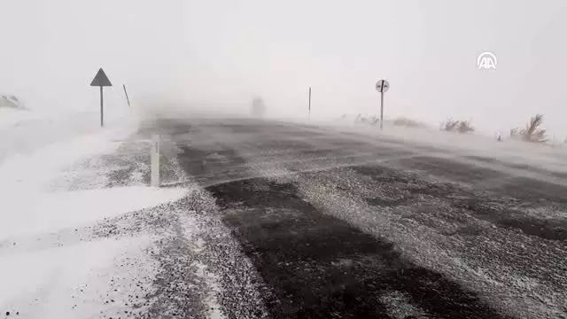Yoğun kar ve tipi ulaşımı aksattı