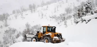 Yolu kardan kapanan köyde mahsur kalan hasta 4 saatte kurtarıldı