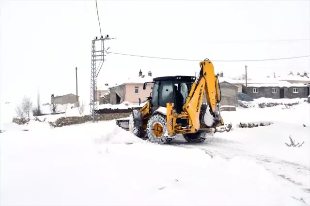 Yolu kardan kapanan köydeki hasta, ekiplerin 2 saatlik çalışmasıyla kurtarıldı