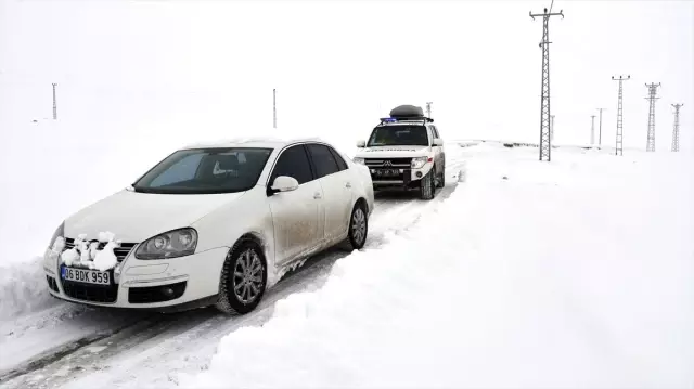 Yolu kardan kapanan köydeki hasta, ekiplerin 2 saatlik çalışmasıyla kurtarıldı