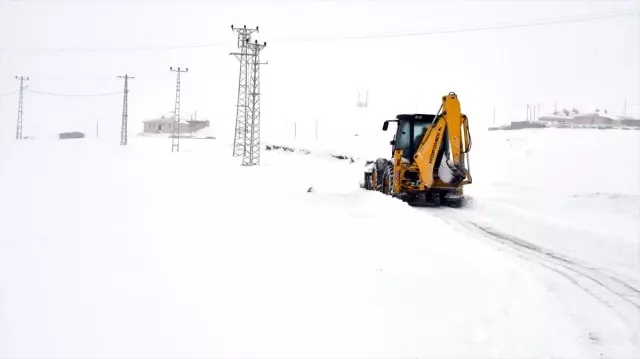 Yolu kardan kapanan köydeki hasta, ekiplerin 2 saatlik çalışmasıyla kurtarıldı