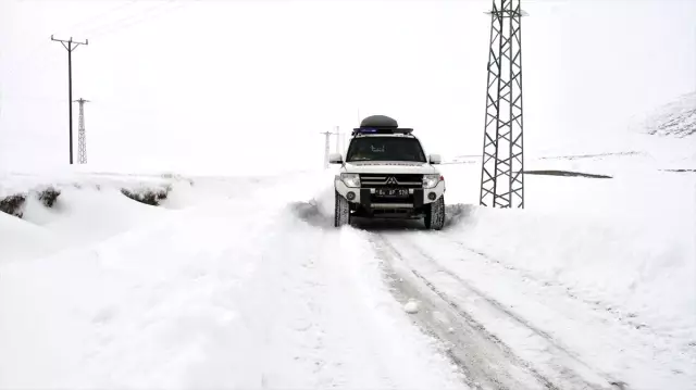 Yolu kardan kapanan köydeki hasta, ekiplerin 2 saatlik çalışmasıyla kurtarıldı
