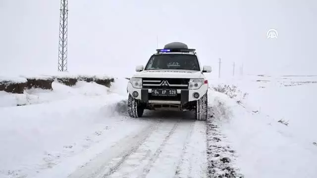 Yolu kardan kapanan köydeki hasta için seferber oldular