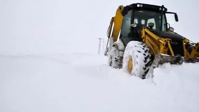 Yolu kardan kapanan köydeki hasta için seferber oldular