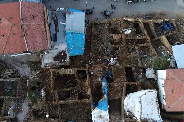20 kişinin hayatını kaybettiği depremin yarattığı acı tablo, gün ağarınca gözler önüne serildi