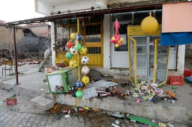 20 kişinin hayatını kaybettiği depremin yarattığı acı tablo, gün ağarınca gözler önüne serildi