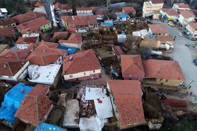 20 kişinin hayatını kaybettiği depremin yarattığı acı tablo, gün ağarınca gözler önüne serildi