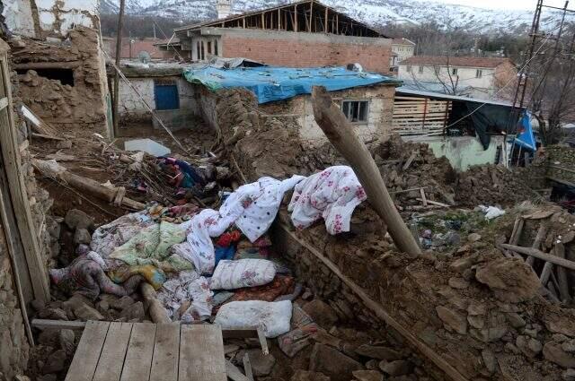 20 kişinin hayatını kaybettiği depremin yarattığı acı tablo, gün ağarınca gözler önüne serildi