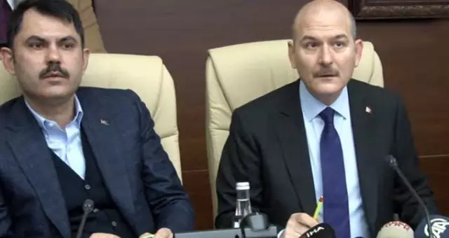 3 bakan, Elazığ depremi için açıklama yapmaya hazırlanırken depreme yakalandı